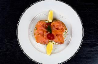 Нерка, запечённая стейками в духовке, сохраняет сочность при температуре 200 °C — повар