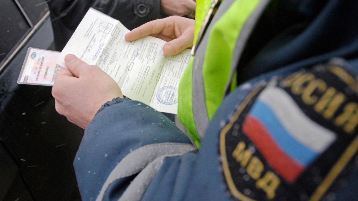 Проверка водительских документов сотрудниками ГИБДД