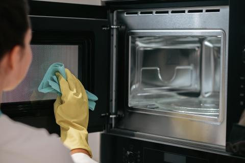 Соблюдение простых правил облегчает уход за микроволновой печью