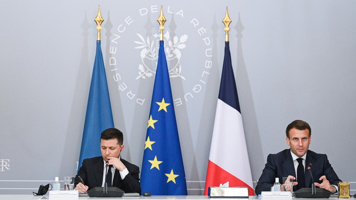 President of Ukraine Volodymyr Zelenskyy and President of France Emmanuel Macron meet in France, 16 April 2021 President of Ukraine Volodymyr Zelenskyy and President of France Emmanuel Macron meet in France, 16 April 2021