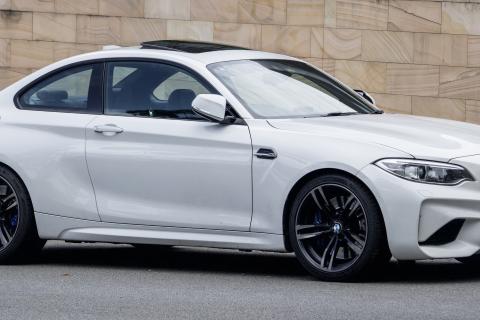 Сплиттер на цепи меняет поток: аэро Track Kit стабилизирует BMW M2 в быстрых поворотах