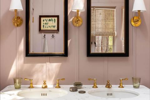 Дизайнер создала ванную вокруг мягкого розового тона — Homes & Gardens