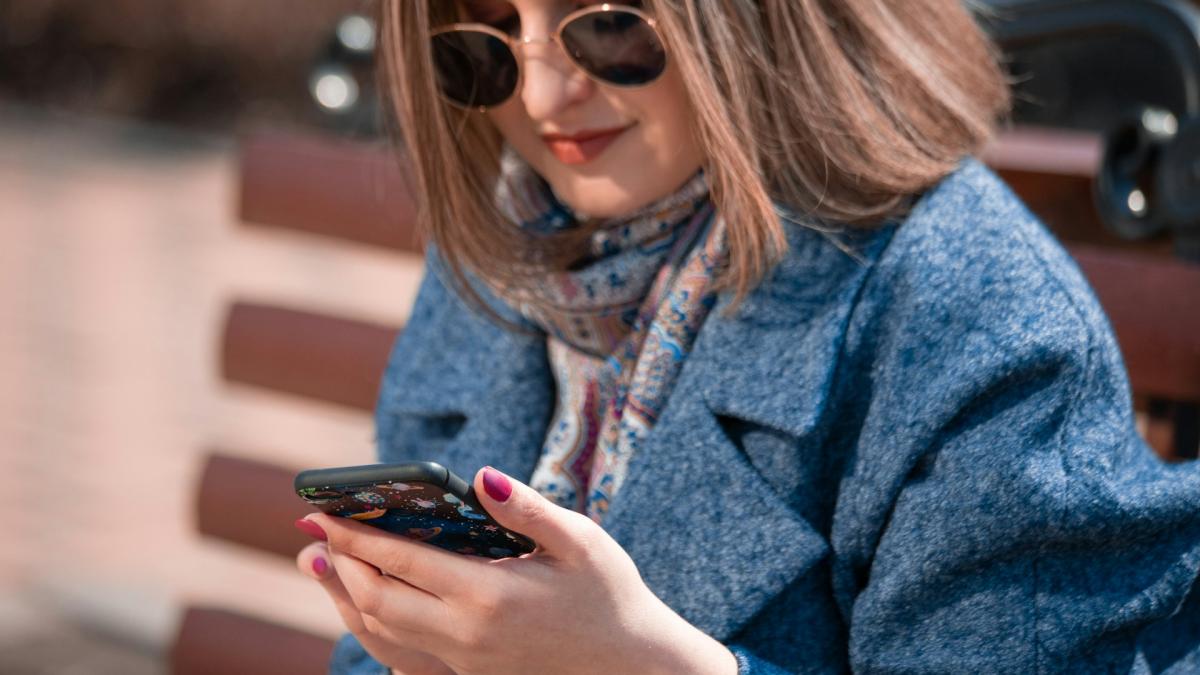 Девушка печатает сообщение