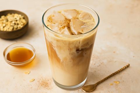 Врач Елена Малышева: кофе с растительным молоком может способствовать набору веса