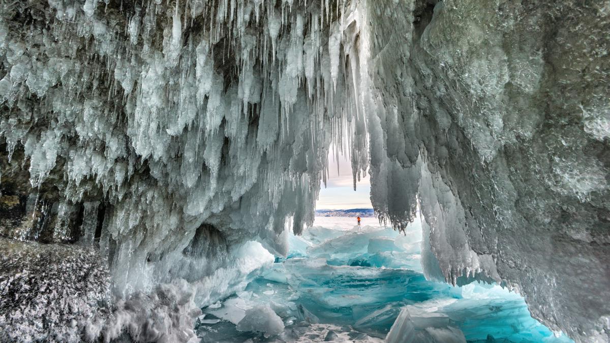 Ледяная пещера на острове Ольхон