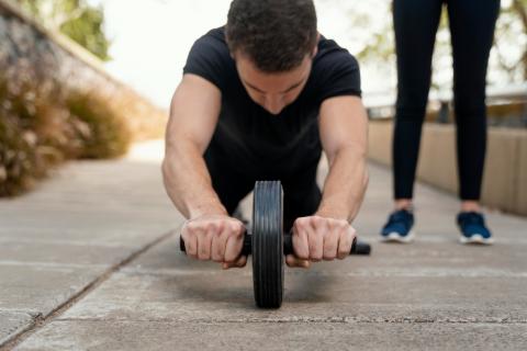 Раскатка с роликом задействовала пресс и спину — тренеры