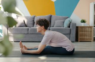 Одноминутная растяжка сняла мышечное напряжение — фитнес-тренер Эрин Курдила