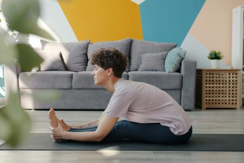 Одноминутная растяжка сняла мышечное напряжение — фитнес-тренер Эрин Курдила