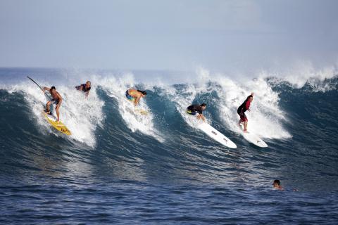 Бали принял тысячи начинающих сёрферов на песчаных спотах — эксперты