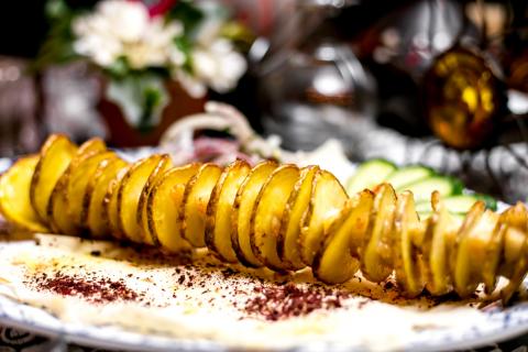 Запечённый картофель в духовке с панировочными сухарями и маслом получается хрустящим
