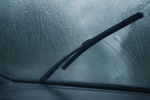 Автоэксперты: использование воды в бачке стеклоомывателя приводит к поломке системы зимой