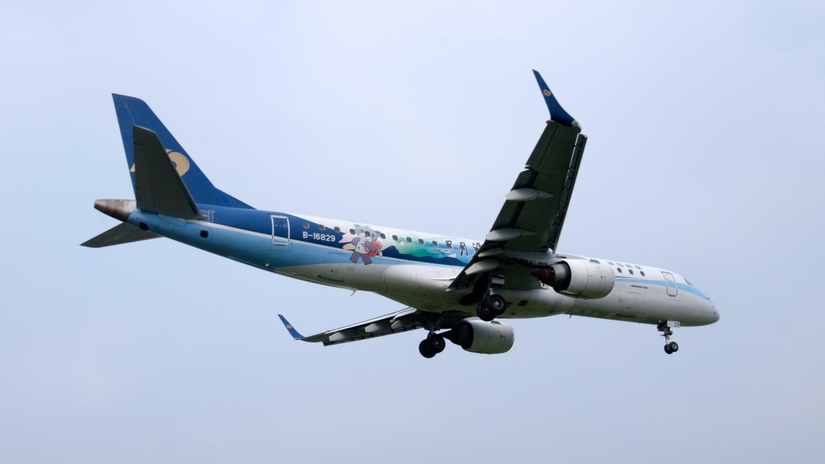 Mandarin Airlines Embraer 190 B-16829 on Final Approaching at Taipei Songshan Airport 20160229b Mandarin Airlines Embraer 190 B-16829 on Final Approaching at Taipei Songshan Airport 20160229b