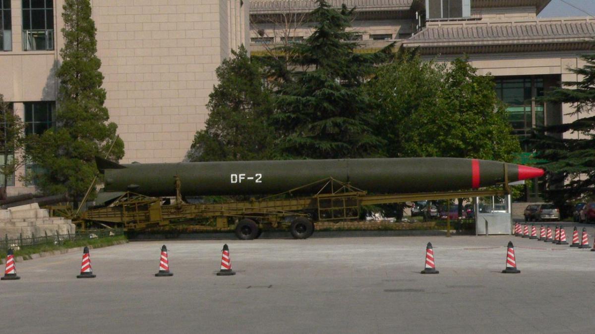 Китайская ракета "Дунфэн 2" (CSS-1) средней дальности с ядерной боевой частью