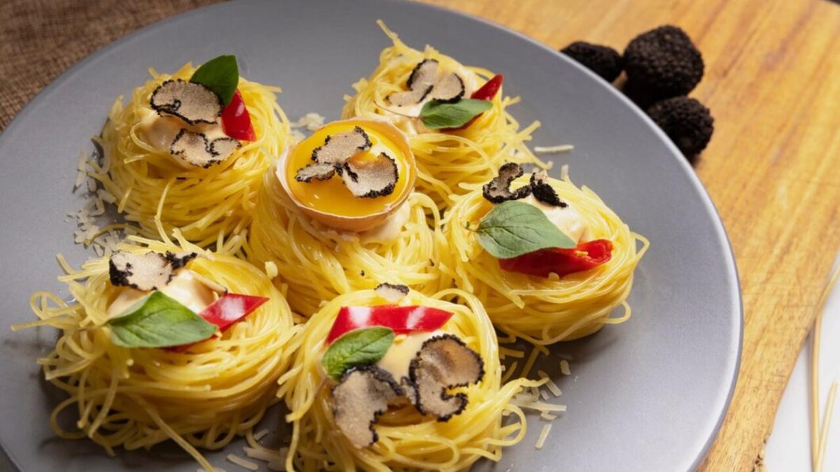 гнёзда из пасты с тефтелями