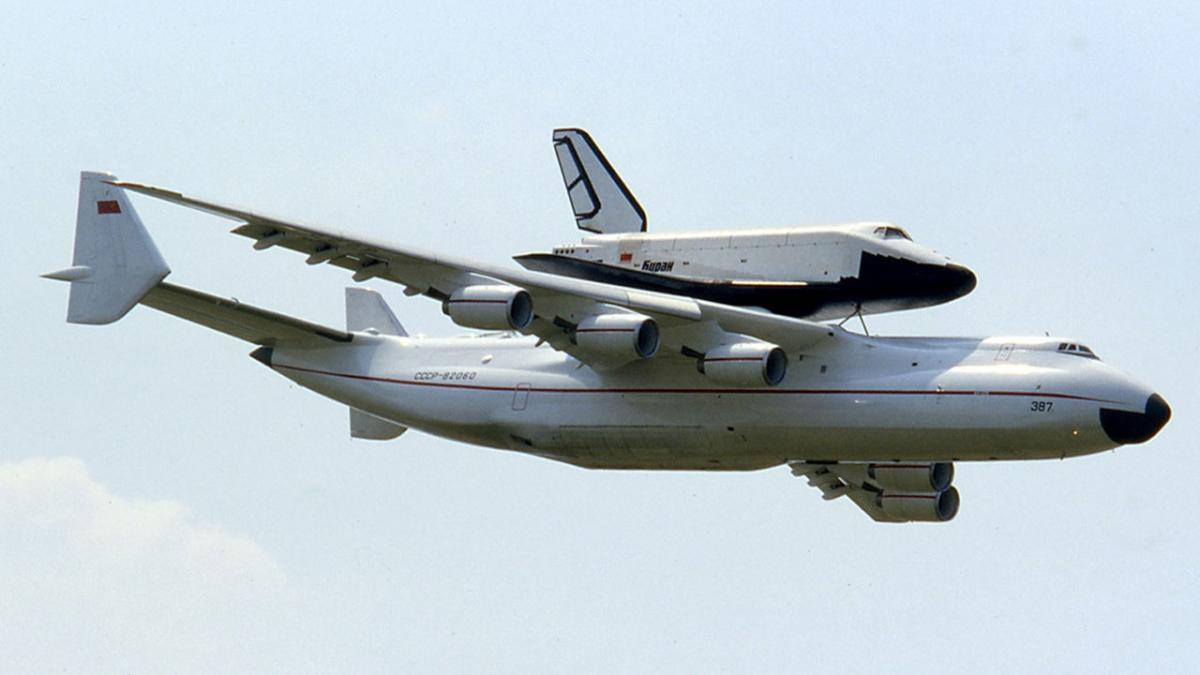 Самолёт Ан-225 "Мрия" перевозит космический челнок "Буран" Самолёт Ан-225 "Мрия" перевозит космический челнок "Буран"