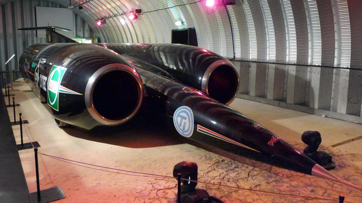 Британский автомобиль ThrustSSC с турбовентиляторными двигателями Британский автомобиль ThrustSSC с турбовентиляторными двигателями