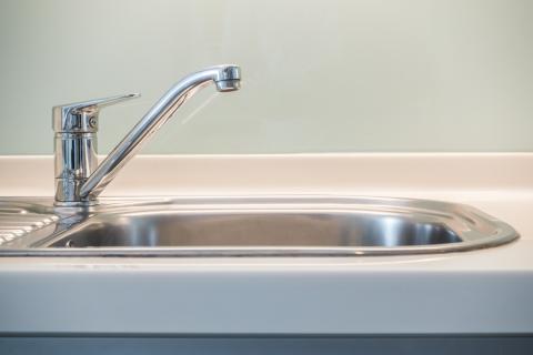 Металл тускнеет и копит яды: простое средство из шкафа возвращает мойке зеркальный блеск