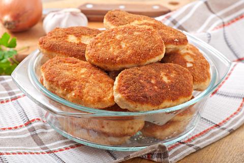 Как приготовить сочные куриные котлеты на сковороде по домашнему рецепту