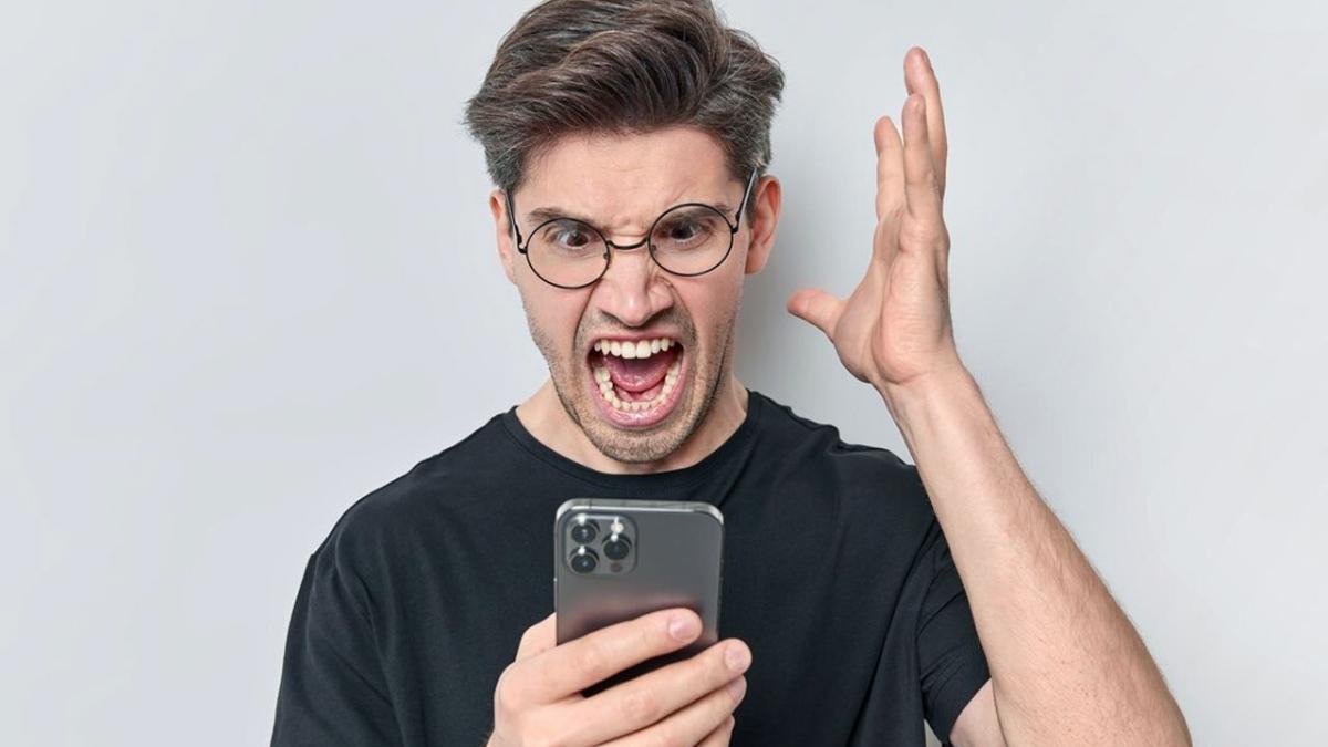 Мужчина ругается на телефон