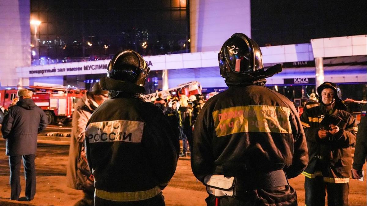 Пожарные МЧС у "Крокуса"