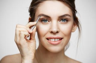 Касторовое масло укрепляет брови и утолщает волоски — косметологи