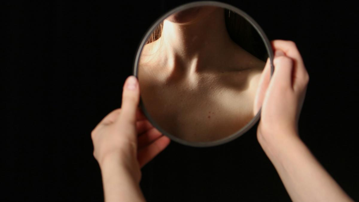 Девушка и зеркало