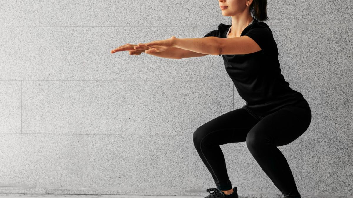 Девушка делает приседания