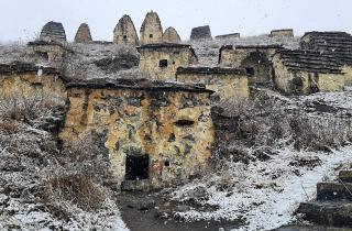 Каменные пирамиды шепчут тайны: Даргавский некрополь хранит ритуалы самопожертвования во время чумы