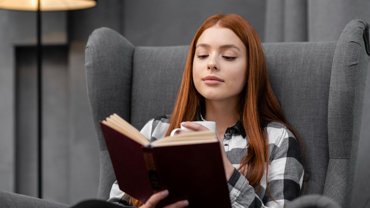 Девушка-подросток с книгой