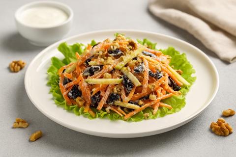 Диетический салат из курицы с черносливом и грецкими орехами получается лёгким