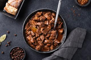 Загружаю мясо в афганский казан с луком и специями — аромат сводит с ума: секрет, который не расскажет никто