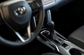 Парковка без стояночного тормоза увеличивает риск поломки АКПП на уклоне — автомеханики