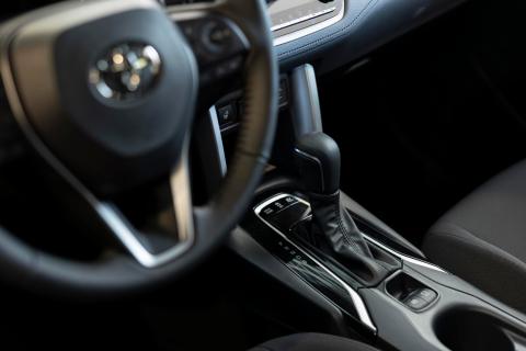 Парковка без стояночного тормоза увеличивает риск поломки АКПП на уклоне — автомеханики