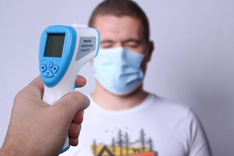 Уволившиеся россияне получают больничный до 20 тысяч рублей — экономист Балынин