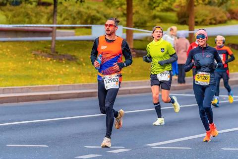 Австралиец пробежал 45 марафон подряд в рамках Run Like Crazy — врачи