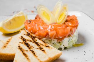 Рулет из красной рыбы с творожным сыром сохраняет форму при охлаждении — повар