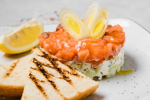 Рулет из красной рыбы с творожным сыром сохраняет форму при охлаждении — повар