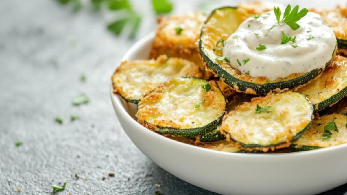 Жареные кабачки со сметанным соусом