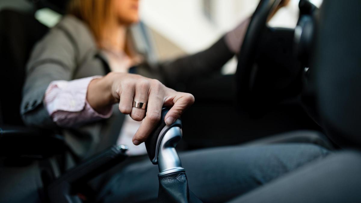 Девушка переключает передачу