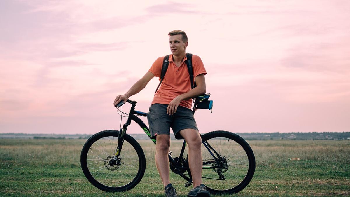 Мужчина с велосипедом