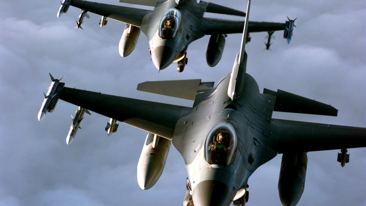 Два истребителя F-16 Fighting Falcons ВВС США Два истребителя F-16 Fighting Falcons ВВС США