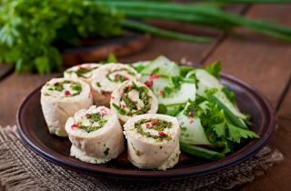 Куриное филе свернул в рулетики — и праздничный стол засиял, а начинка добавляет вау-эффект