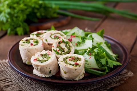 Куриное филе свернул в рулетики — и праздничный стол засиял, а начинка добавляет вау-эффект