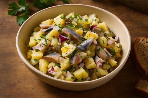 Салат из консервированной скумбрии с яйцами и огурцами готовится за 10 минут