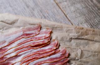 Бекон рекомендуют начинать жарить с тонким слоем воды в сковороде — The Kitchn