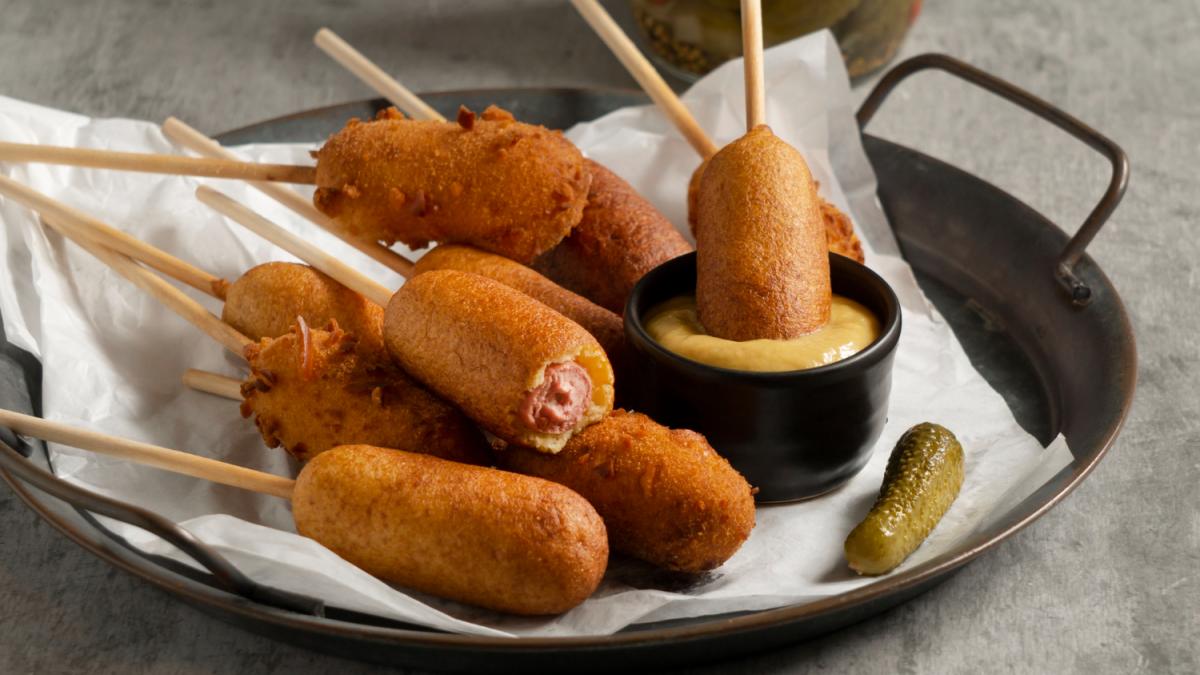 Блюдо с корн-догами Блюдо с корн-догами
