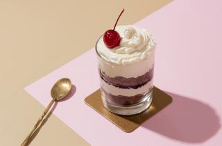 Пудинговый десерт без выпечки в стаканах получается многослойным — повар