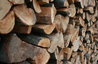 Колка дров безопаснее при использовании защитной одежды и устойчивой рабочей поверхности