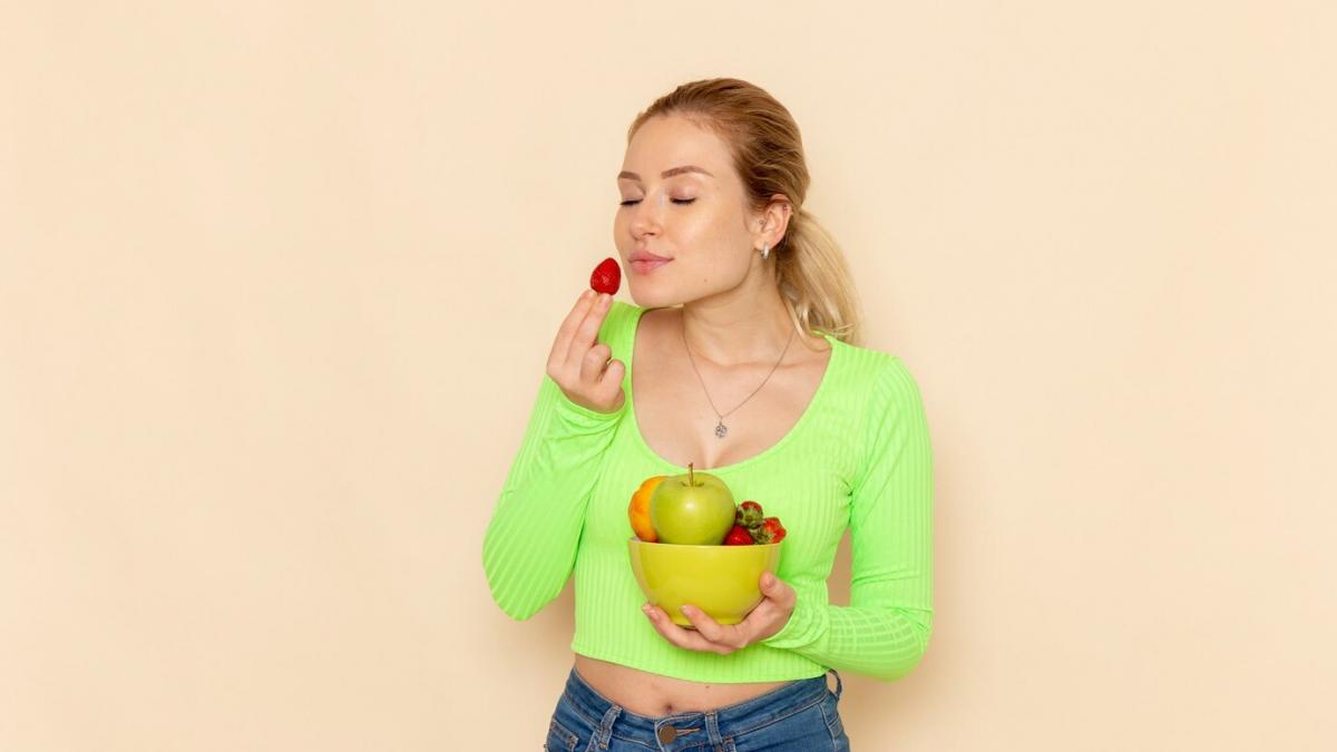 девушка ест фрукты девушка ест фрукты