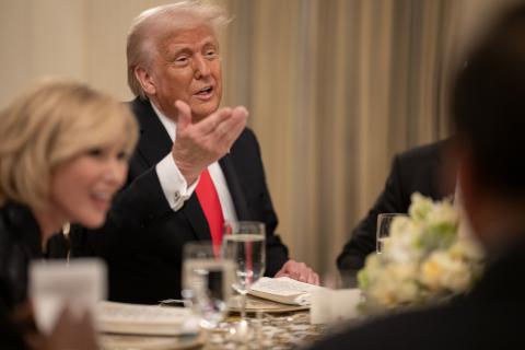 В США демократы требуют книгу Эпштейна с компрометирующим рисунком Трампа